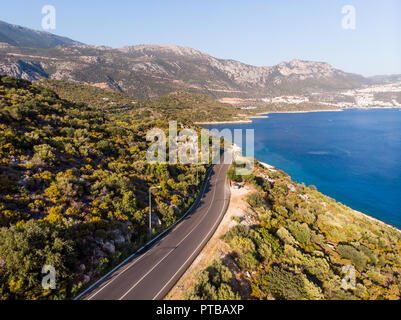 Antenne Drone Ansicht von Kas Berg Weg mit Bäumen Angeln, Tauchen, Segeln und touristische Stadt in der Provinz Antalya, Türkei. Urlaub in Turke Stockfoto