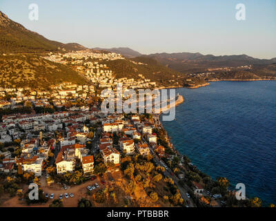 Antenne Drone Ansicht von Kas ist klein, Angeln, Tauchen, Segeln und touristische Stadt in der Provinz Antalya, Türkei. Ferienhäuser in der Türkei Stockfoto