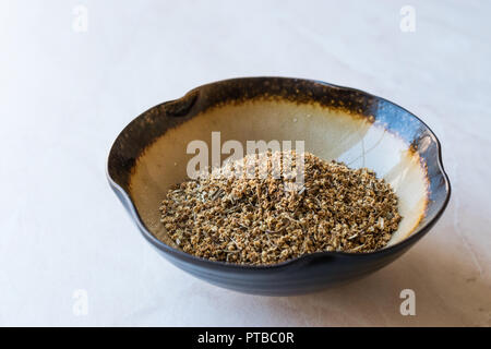 Getrocknete Holunderblüten (sambucus)/Chemische Holunder in Keramik Schüssel. Organisches Produkt. Stockfoto