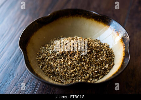 Getrocknete Holunderblüten (sambucus)/Chemische Holunder in Keramik Schüssel. Organisches Produkt. Stockfoto