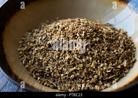 Getrocknete Holunderblüten (sambucus)/Chemische Holunder in Keramik Schüssel. Organisches Produkt. Stockfoto