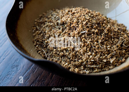 Getrocknete Holunderblüten (sambucus)/Chemische Holunder in Keramik Schüssel. Organisches Produkt. Stockfoto