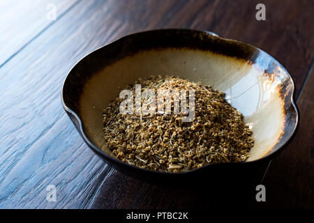 Getrocknete Holunderblüten (sambucus)/Chemische Holunder in Keramik Schüssel. Organisches Produkt. Stockfoto