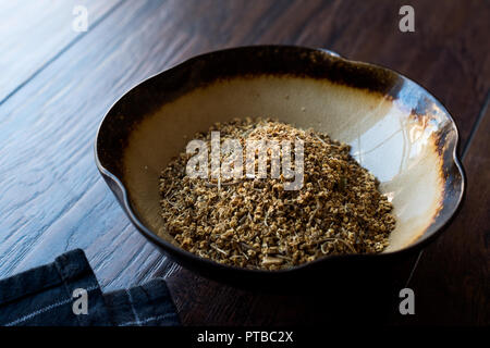 Getrocknete Holunderblüten (sambucus)/Chemische Holunder in Keramik Schüssel. Organisches Produkt. Stockfoto