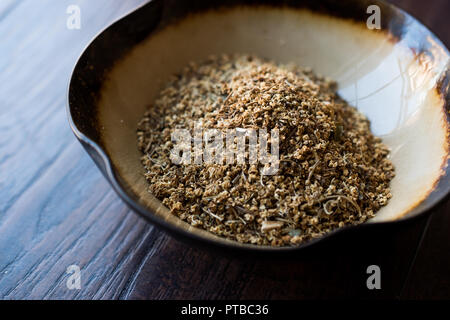 Getrocknete Holunderblüten (sambucus)/Chemische Holunder in Keramik Schüssel. Organisches Produkt. Stockfoto