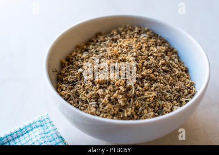 Getrocknete Holunderblüten (sambucus)/Chemische Holunder in Keramik Schüssel. Organisches Produkt. Stockfoto