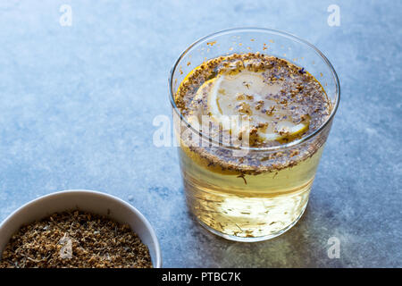 Holunderblüten Sirup mit Zitrone und getrocknete Holunderbeeren. Bio Trinken. Stockfoto