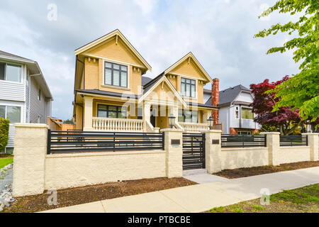 Neu renovierte Luxus Wohnhaus zum Verkauf. Große familie haus für mit konkreten Pathway und Metall Zaun vor Stockfoto