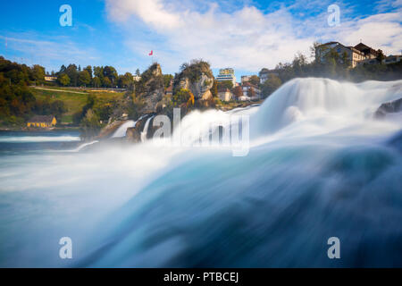 Der Rheinfall (Deutsch: Rheinfall) ist der größte Wasserfall in der Schweiz und in Europa. Die Fälle sind am Hochrhein liegt an der Grenze zwischen Stockfoto