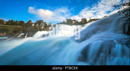 Der Rheinfall (Deutsch: Rheinfall) ist der größte Wasserfall in der Schweiz und in Europa. Die Fälle sind am Hochrhein liegt an der Grenze zwischen Stockfoto