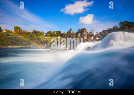 Der Rheinfall (Deutsch: Rheinfall) ist der größte Wasserfall in der Schweiz und in Europa. Die Fälle sind am Hochrhein liegt an der Grenze zwischen Stockfoto