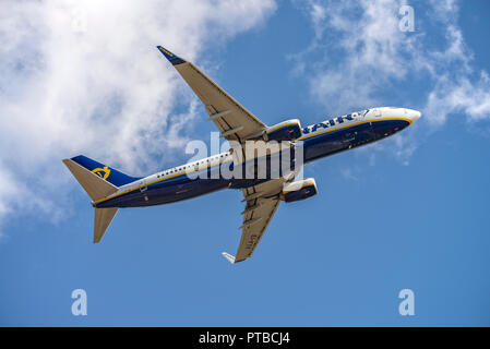 Boeing 737 von Ryanair (EI-Fty) nach dem Abheben von der Startbahn West am Flughafen Frankfurt Stockfoto