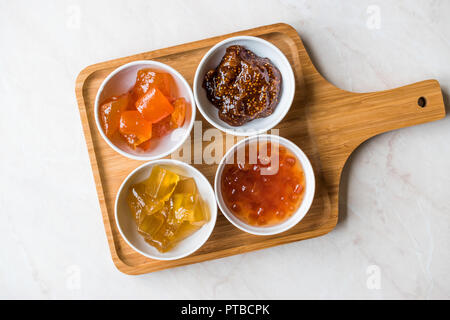 Verschiedene keramische Schüssel von Konfitüren Abb., Quitte, Bergamotte Citrus, Wassermelone in Holz- Fach-/Marmelade. Ökologische Lebensmittel. Stockfoto