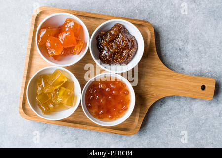 Verschiedene keramische Schüssel von Konfitüren Abb., Quitte, Bergamotte Citrus, Wassermelone in Holz- Fach-/Marmelade. Ökologische Lebensmittel. Stockfoto