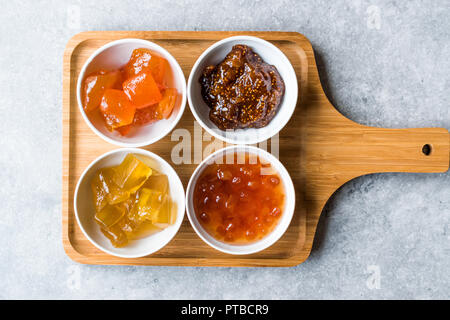 Verschiedene keramische Schüssel von Konfitüren Abb., Quitte, Bergamotte Citrus, Wassermelone in Holz- Fach-/Marmelade. Ökologische Lebensmittel. Stockfoto