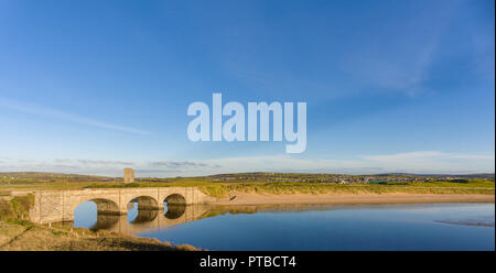 Lahinch County Clare Irland. malerischen irischen Landschaft mit lahinch Schloss und Golfplatz in der Nähe Stockfoto