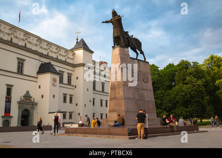 Platz der Kathedrale von Vilnius, Aussicht an einem Sommerabend von Menschen um das Denkmal zu Grand Duke Gediminas in Cathedral Square, die Altstadt von Vilnius Stockfoto