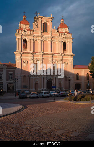 Hl. Kasimir Kirche, Blick bei Sonnenuntergang der barocken Fassade des hl. Kasimir Kirche in Didzioji Gatve in der Altstadt von Vilnius, Litauen stationiert. Stockfoto