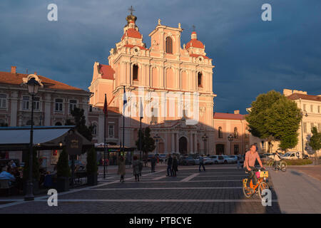 Die Altstadt von Vilnius, Aussicht bei Sonnenuntergang von der barocken Fassade des hl. Kasimir Kirche in Rathausplatz in der Altstadt von Vilnius, Litauen. Stockfoto