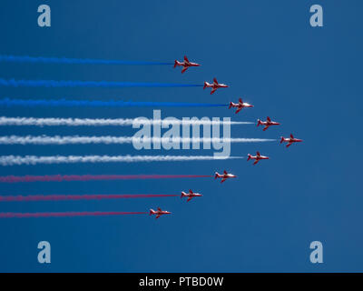 Rote Pfeile, die sich in der Ausbildung für Flypast zu Beginn des Goodwood Festival der Geschwindigkeit 2018. Stockfoto