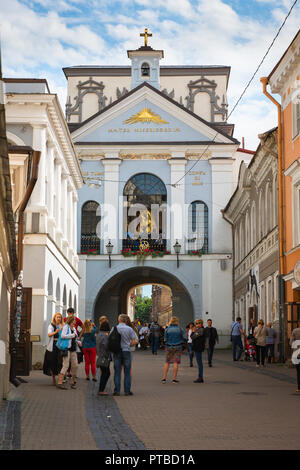 Kapelle der Tor der Morgenröte, in Vilnius Altstadt Leute schauen auf dem Weg zu einer Kapelle Fenster Offenlegung das Heiligtum der Madonna im Tor der Morgenröte. Stockfoto