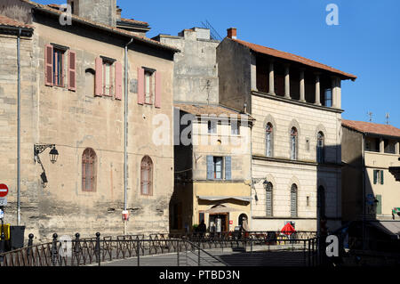 Historische Gebäude mit Blick auf das römische Amphitheater in der Altstadt oder die Altstadt von Arles Provence Frankreich Stockfoto