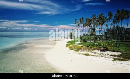 Eine der weissen Sandstränden der tropischen Inseln rund um Sabah, Borneo, Malaysia Stockfoto