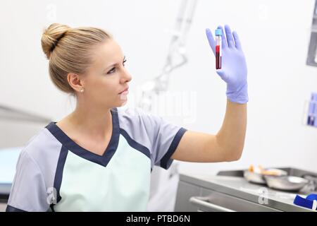 Weibliche Krankenschwester im Krankenhaus Labor Stockfoto