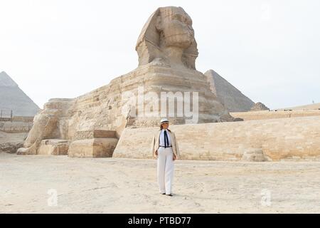 Us-First Lady Melania Trump Tours die Große Sphinx von Gizeh Oktober 6, 2018 außerhalb von Kairo, Ägypten. Die First Lady ist auf der letzten Etappe ihrer ersten überseeischen solo Reise. Mode Kritiker nannten die ersten Damen Wahl der Ausstattung ähnlich wie Michael Jackson, Carmen Sandiego und Indiana Jones. Stockfoto