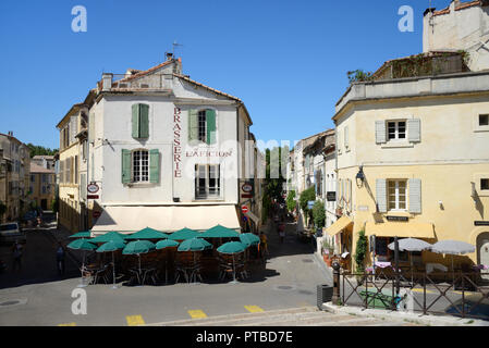 Straßencafés, Sidewalk Cafe, Cafe und Restaurants am Marktplatz Arles Provence Frankreich Stockfoto