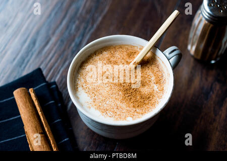 Türkische Salep oder Sahlep mit Zimtstangen/Weihnachten Eierlikör. Traditionelle organische Trinken. Stockfoto