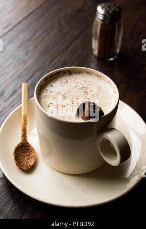 Türkische Salep oder Sahlep mit Zimtstangen/Weihnachten Eierlikör. Traditionelle organische Trinken. Stockfoto