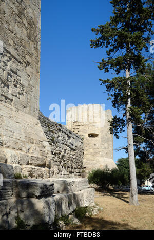 Römische Stadtmauer oder Stadtmauer und Turm Arles Provence Frankreich Stockfoto