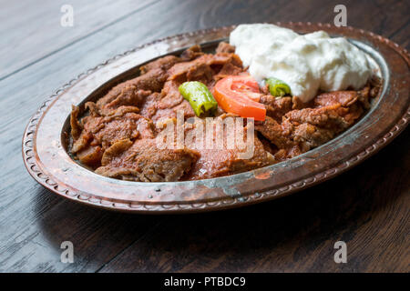 Iskender Döner / Türkische traditionelle Speisen mit Joghurt in Antik Kupfer Plate.Organic Essen. Stockfoto