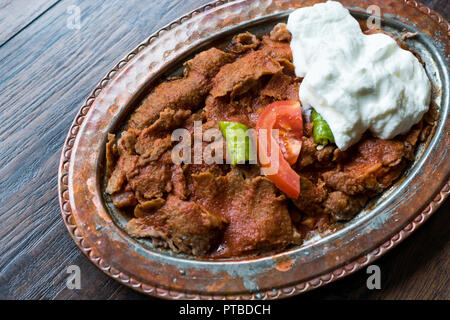 Iskender Döner / Türkische traditionelle Speisen mit Joghurt in Antik Kupfer Plate.Organic Essen. Stockfoto