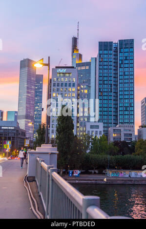 'Mainhattan' Financial Center bei Sonnenuntergang, Frankfurt, Hessen, Deutschland Stockfoto