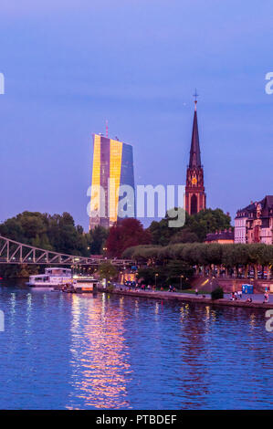 Gebäude der Europäischen Zentralbank, Dekonstruktivismus im architektonischen Stil und Dreikonigskirche, vom Main aus gesehen, Frankfurt, Hessen, Deutschland Stockfoto