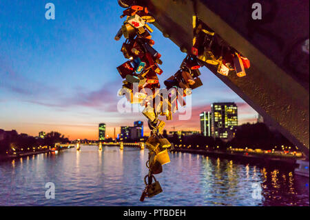 Liebe Schlösser, liebesschlosser, Eiserner Steg Bridge, 1911-12, Sonnenuntergang, Frankfurt, Hessen, Deutschland Stockfoto