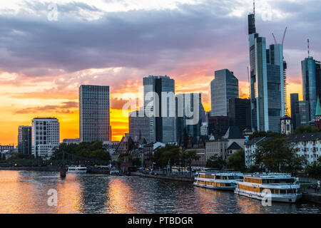 'Mainhattan' Financial Center bei Sonnenuntergang, Frankfurt, Hessen, Deutschland Stockfoto