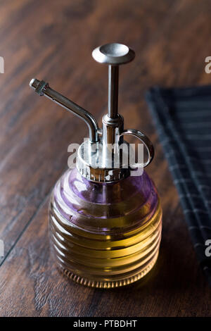 Alte Vintage Olivenöl/Essig Flasche auf dunklen Holz- Oberfläche. Traditionelles Produkt. Stockfoto