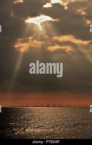 Sonnenstrahlen über Walney Island Windfarm von Sandy Lücke, Walney Island an der Küste von Cumbria UK gesehen. Stockfoto