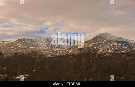 Blick Richtung Dow Crag und Coniston Alter Mann von Torver nahe Coniston im englischen Lake District, Cumbria GROSSBRITANNIEN. Stockfoto