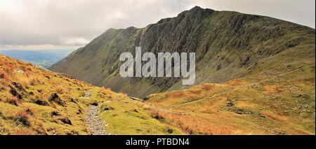 Blick Richtung Dow Crag von Ziegen Hawse in der Nähe von Coniston Old Man im englischen Lake District, Cumbria GROSSBRITANNIEN. Stockfoto