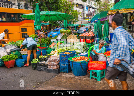 Bangkok, Thailand - Sep 10, 2015: Anbieter verkaufen frisches Obst und Gemüse an der Open Street Market in Bangkok Stockfoto