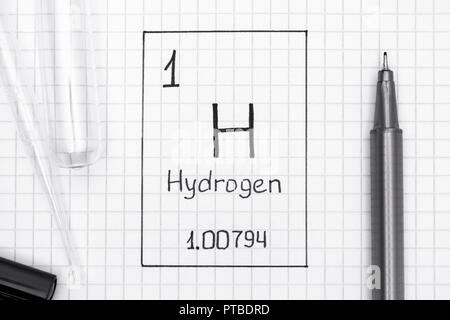 Das Periodensystem der Elemente. Handschrift chemische Element Wasserstoff H mit schwarzem Stift, Reagenzglas und Pipette. Close-up. Stockfoto