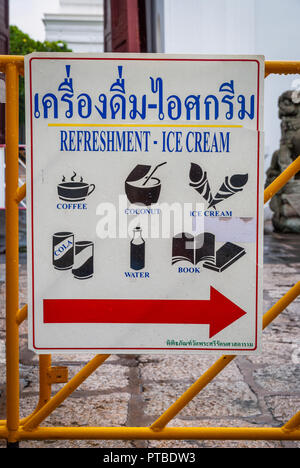 Schild mit Thai Erfrischungen und Souvenirs wie Kokosnuss, Eis, Bücher und Getränke Stockfoto