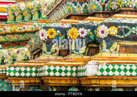 Schöne Details von Pagoden von Wat Phra Tempel Mosaik, Bangkok, Thailand Stockfoto