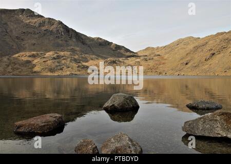 Hebel Wasser in der Coniston Bergen über die coppermines Tal im englischen Lake District, Cumbria GROSSBRITANNIEN. Stockfoto