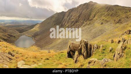 Blick Richtung Ziegen Wasser und Dow Crag von Ziegen Hawse im englischen Lake District Coniston Cumbria GROSSBRITANNIEN. Stockfoto