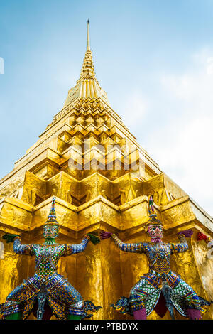 Detail der externen Dekoration von Ubosoth, im Wat Phra Kaew Smaragd Buddha Tempel, Bangkok, Thailand Stockfoto